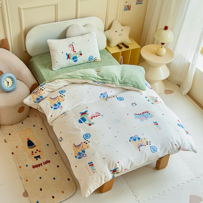 91家纺网 家纺一手货源 找家纺 2025新款A类牛奶绒幼儿园被子三件套儿童卡通双面牛奶绒被套被芯六件套 恐龙星球