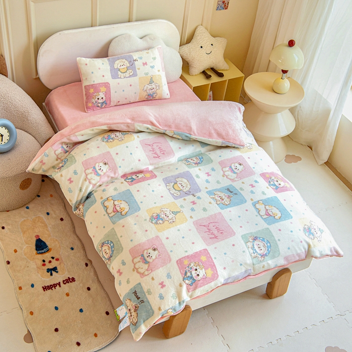 91家纺网 家纺一手货源 找家纺 2025新款A类牛奶绒幼儿园被子三件套儿童卡通双面牛奶绒被套被芯六件套 萌宠之家