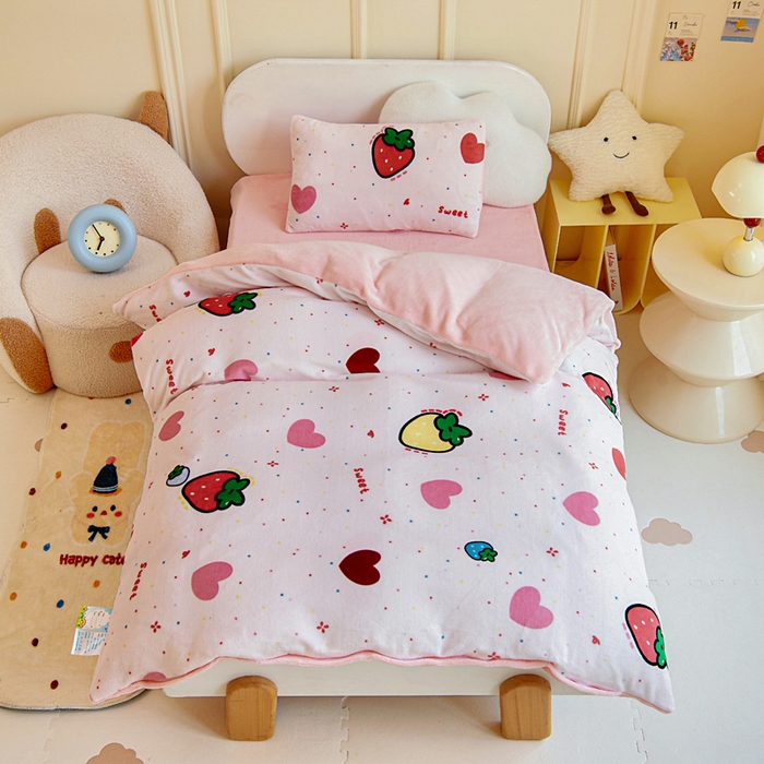 91家纺网 家纺一手货源 找家纺 2025新款A类牛奶绒幼儿园被子三件套儿童卡通双面牛奶绒被套被芯六件套 糖心草莓