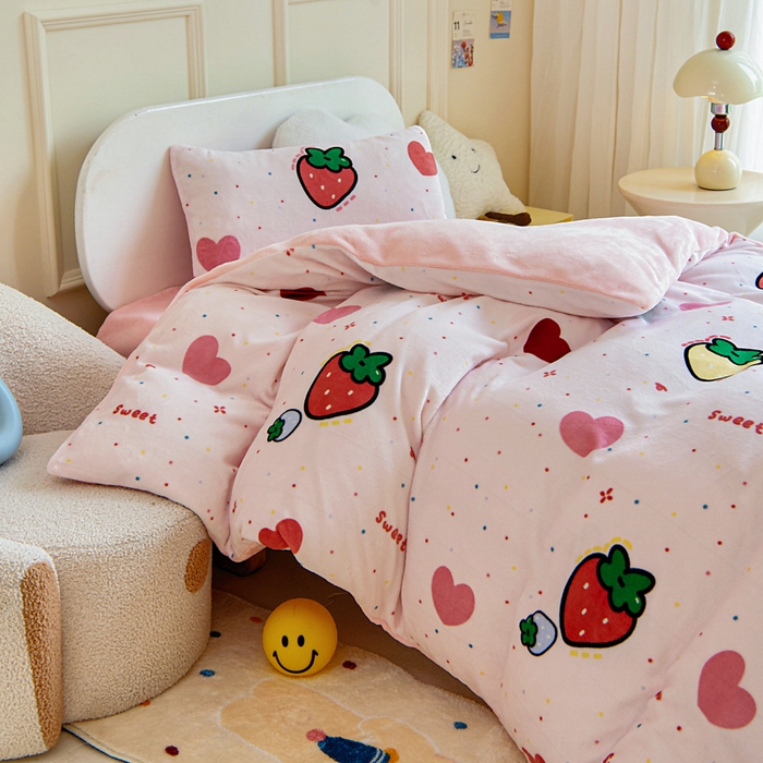 91家纺网 家纺一手货源 找家纺 2025新款A类牛奶绒幼儿园被子三件套儿童卡通双面牛奶绒被套被芯六件套 糖心草莓
