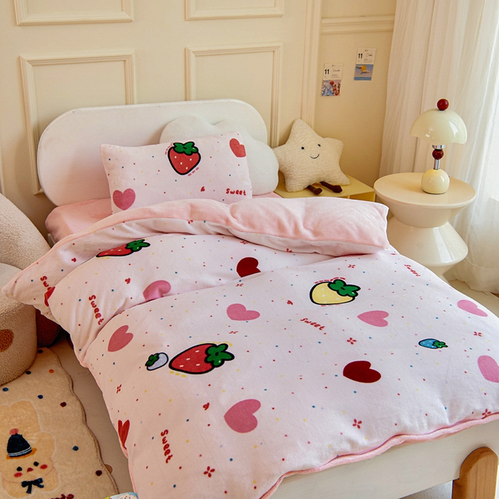 91家纺网 家纺一手货源 找家纺 2025新款A类牛奶绒幼儿园被子三件套儿童卡通双面牛奶绒被套被芯六件套 糖心草莓