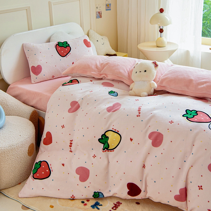 91家纺网 家纺一手货源 找家纺 2025新款A类牛奶绒幼儿园被子三件套儿童卡通双面牛奶绒被套被芯六件套 糖心草莓