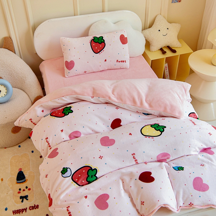 91家纺网 家纺一手货源 找家纺 2025新款A类牛奶绒幼儿园被子三件套儿童卡通双面牛奶绒被套被芯六件套 糖心草莓