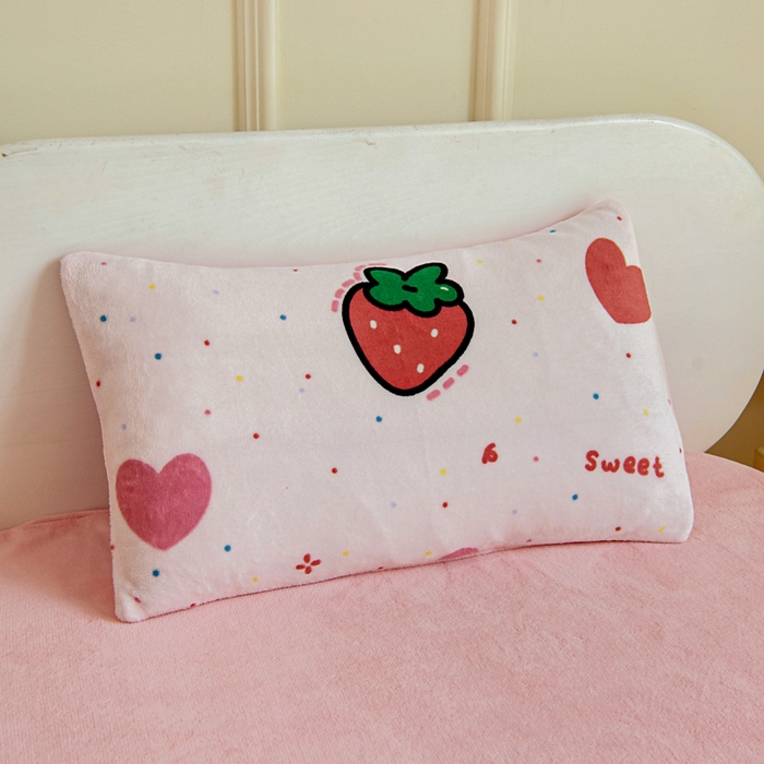 91家纺网 家纺一手货源 找家纺 2025新款A类牛奶绒幼儿园被子三件套儿童卡通双面牛奶绒被套被芯六件套 糖心草莓