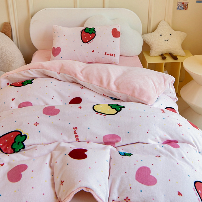 91家纺网 家纺一手货源 找家纺 2025新款A类牛奶绒幼儿园被子三件套儿童卡通双面牛奶绒被套被芯六件套 糖心草莓