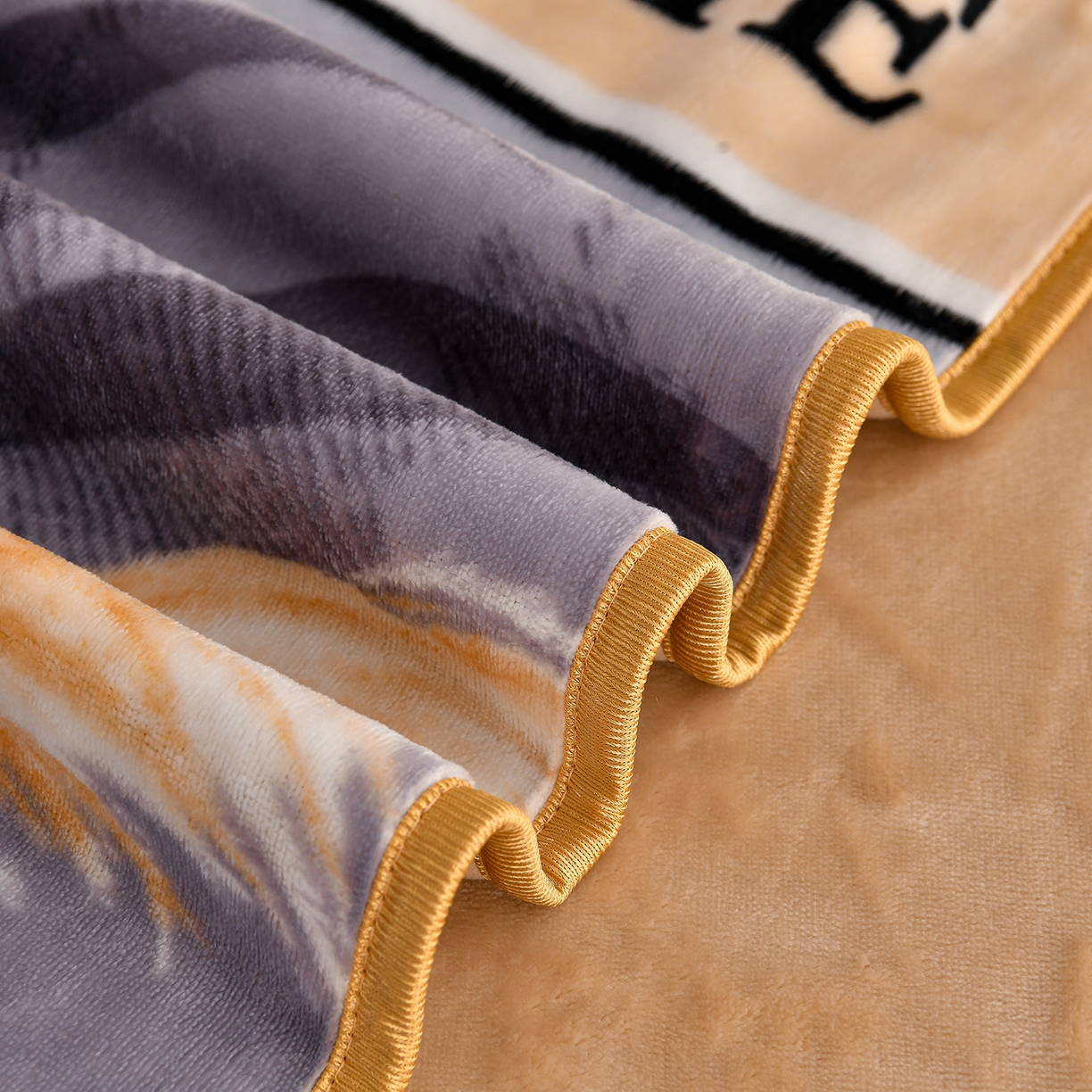 91家纺网 家纺一手货源 找家纺 赫本 2025新品8斤爆品牛奶绒四件套床裙款金雕绒法莱绒四套件 入秋