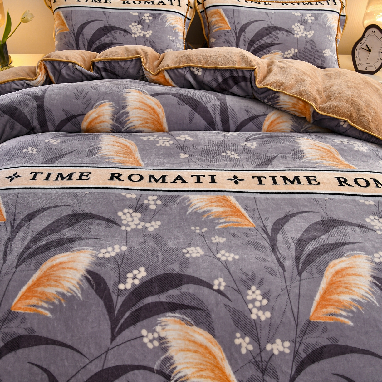 91家纺网 家纺一手货源 找家纺 赫本 2025新品8斤爆品牛奶绒四件套床裙款金雕绒法莱绒四套件 入秋