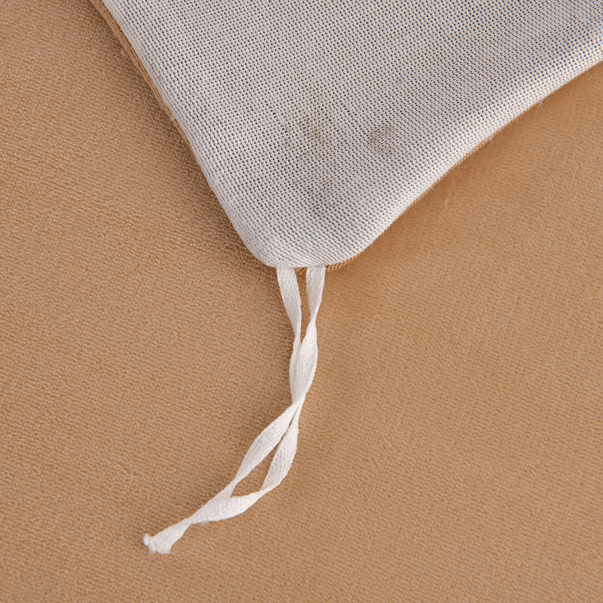 91家纺网 家纺一手货源 找家纺 赫本 2025新品8斤爆品牛奶绒四件套床裙款金雕绒法莱绒四套件 入秋