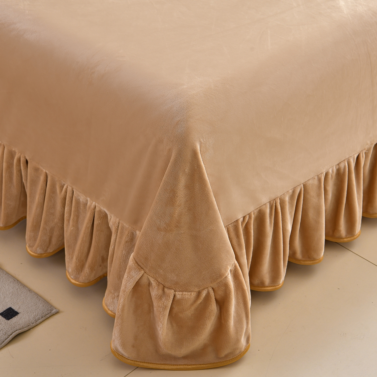 91家纺网 家纺一手货源 找家纺 赫本 2025新品8斤爆品牛奶绒四件套床裙款金雕绒法莱绒四套件 入秋