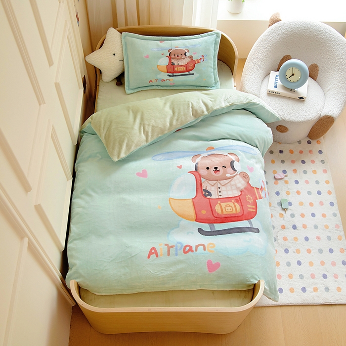 91家纺网 家纺一手货源 找家纺 （总）梵赫 2025新款加厚240克牛奶绒数码印花原创大版卡通幼儿园套件幼儿园三件套