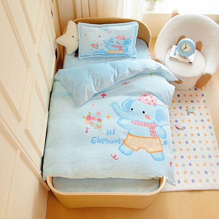 91家纺网 家纺一手货源 找家纺 （总）梵赫 2025新款加厚240克牛奶绒数码印花原创大版卡通幼儿园套件幼儿园三件套