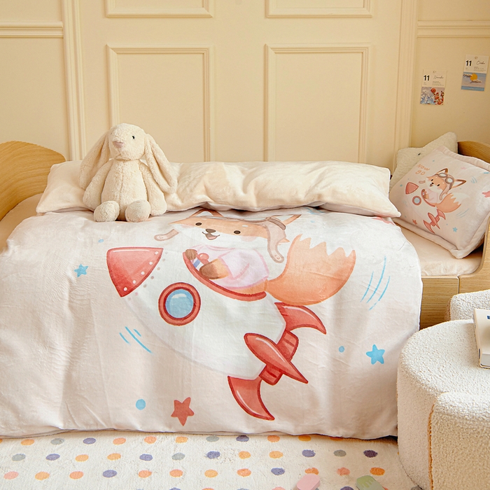 91家纺网 家纺一手货源 找家纺 梵赫 2025新款加厚240克牛奶绒数码印花原创大版卡通幼儿园套件幼儿园三件套 小狐狸去探险