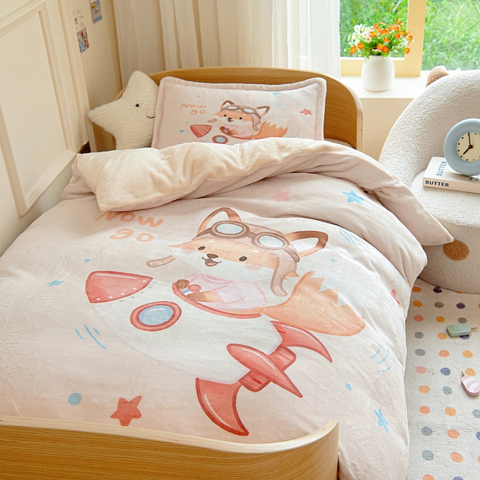 91家纺网 家纺一手货源 找家纺 梵赫 2025新款加厚240克牛奶绒数码印花原创大版卡通幼儿园套件幼儿园三件套 小狐狸去探险