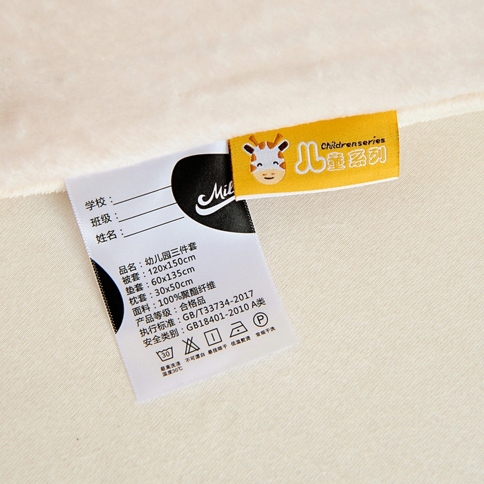 91家纺网 家纺一手货源 找家纺 梵赫 2025新款加厚240克牛奶绒数码印花原创大版卡通幼儿园套件幼儿园三件套 小狐狸去探险