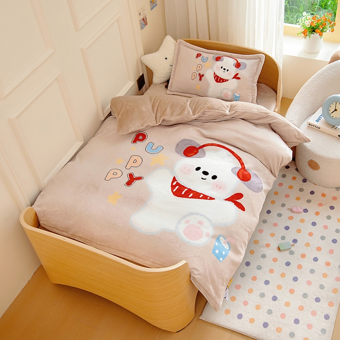 91家纺网 家纺一手货源 找家纺 梵赫 2025新款加厚240克牛奶绒数码印花原创大版卡通幼儿园套件幼儿园三件套 音乐小狗