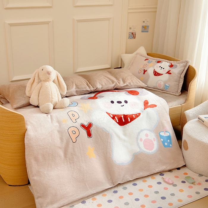 91家纺网 家纺一手货源 找家纺 梵赫 2025新款加厚240克牛奶绒数码印花原创大版卡通幼儿园套件幼儿园三件套 音乐小狗