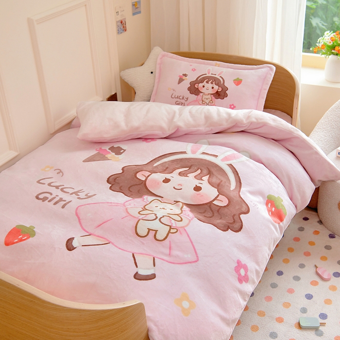 91家纺网 家纺一手货源 找家纺 梵赫 2025新款加厚240克牛奶绒数码印花原创大版卡通幼儿园套件幼儿园三件套 可爱小女孩