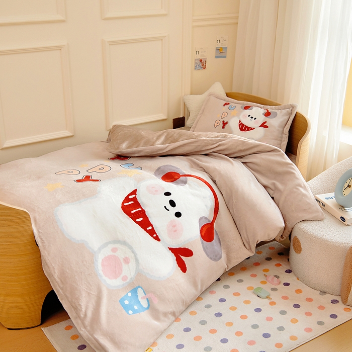 91家纺网 家纺一手货源 找家纺 梵赫 2025新款加厚240克牛奶绒数码印花原创大版卡通幼儿园套件幼儿园三件套 音乐小狗