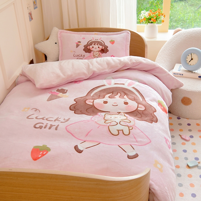 91家纺网 家纺一手货源 找家纺 梵赫 2025新款加厚240克牛奶绒数码印花原创大版卡通幼儿园套件幼儿园三件套 可爱小女孩