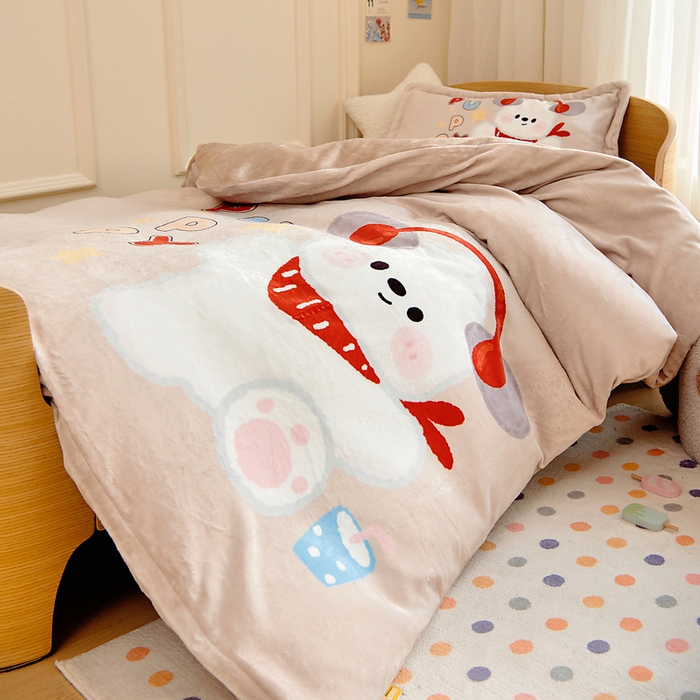 91家纺网 家纺一手货源 找家纺 梵赫 2025新款加厚240克牛奶绒数码印花原创大版卡通幼儿园套件幼儿园三件套 音乐小狗