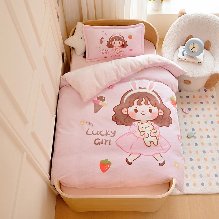 梵赫 2025新款加厚240克牛奶绒数码印花原创大版卡通幼儿园套件幼儿园三件套 可爱小女孩