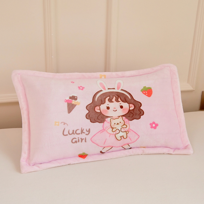 91家纺网 家纺一手货源 找家纺 梵赫 2025新款加厚240克牛奶绒数码印花原创大版卡通幼儿园套件幼儿园三件套 可爱小女孩