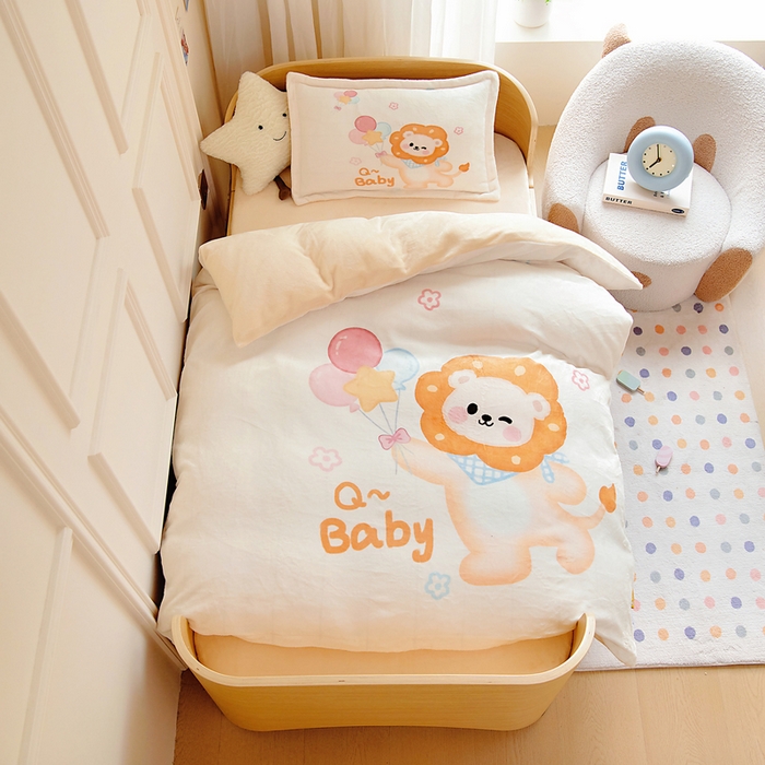 梵赫 2025新款加厚240克牛奶绒数码印花原创大版卡通幼儿园套件幼儿园三件套 开心小狮子