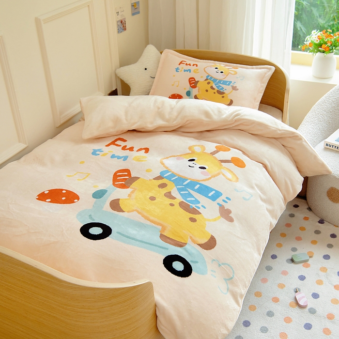 91家纺网 家纺一手货源 找家纺 梵赫 2025新款加厚240克牛奶绒数码印花原创大版卡通幼儿园套件幼儿园三件套 骑滑板小鹿