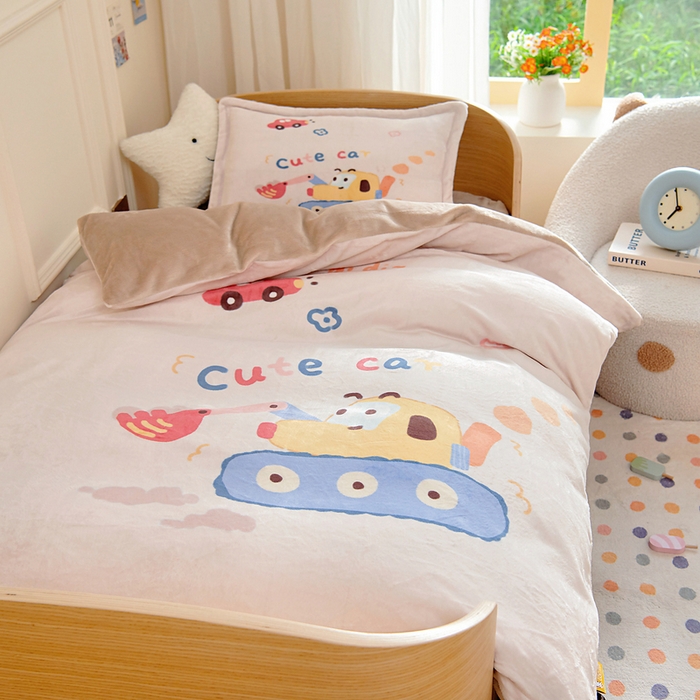 91家纺网 家纺一手货源 找家纺 梵赫 2025新款加厚240克牛奶绒数码印花原创大版卡通幼儿园套件幼儿园三件套 可爱挖土机