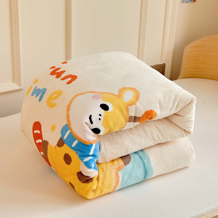 91家纺网 家纺一手货源 找家纺 梵赫 2025新款加厚240克牛奶绒数码印花原创大版卡通幼儿园套件幼儿园三件套 骑滑板小鹿