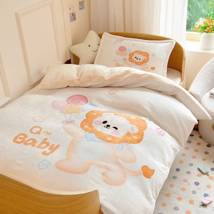 91家纺网 家纺一手货源 找家纺 梵赫 2025新款加厚240克牛奶绒数码印花原创大版卡通幼儿园套件幼儿园三件套 开心小狮子