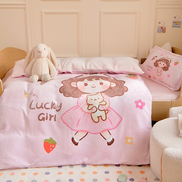 91家纺网 家纺一手货源 找家纺 梵赫 2025新款加厚240克牛奶绒数码印花原创大版卡通幼儿园套件幼儿园三件套 可爱小女孩