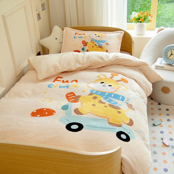 91家纺网 家纺一手货源 找家纺 梵赫 2025新款加厚240克牛奶绒数码印花原创大版卡通幼儿园套件幼儿园三件套 骑滑板小鹿