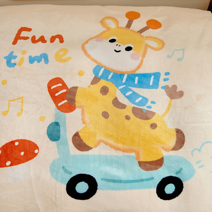 91家纺网 家纺一手货源 找家纺 梵赫 2025新款加厚240克牛奶绒数码印花原创大版卡通幼儿园套件幼儿园三件套 骑滑板小鹿