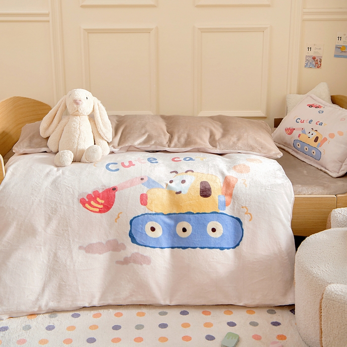 91家纺网 家纺一手货源 找家纺 梵赫 2025新款加厚240克牛奶绒数码印花原创大版卡通幼儿园套件幼儿园三件套 可爱挖土机