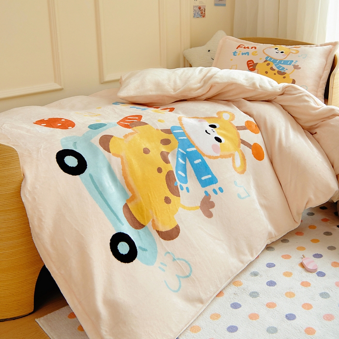 91家纺网 家纺一手货源 找家纺 梵赫 2025新款加厚240克牛奶绒数码印花原创大版卡通幼儿园套件幼儿园三件套 骑滑板小鹿