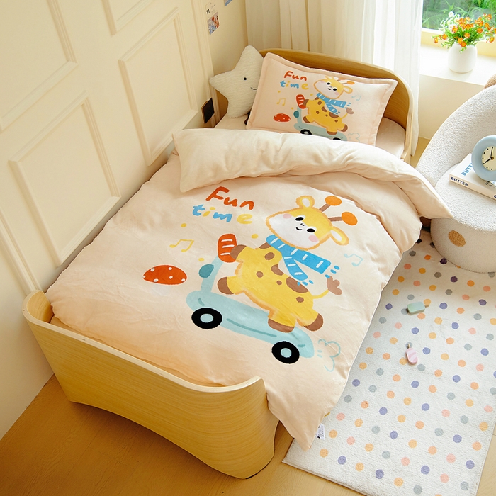 91家纺网 家纺一手货源 找家纺 梵赫 2025新款加厚240克牛奶绒数码印花原创大版卡通幼儿园套件幼儿园三件套 骑滑板小鹿