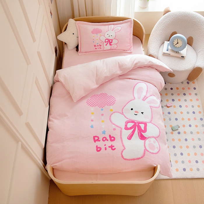 梵赫 2025新款加厚240克牛奶绒数码印花原创大版卡通幼儿园套件幼儿园三件套 可爱大耳兔