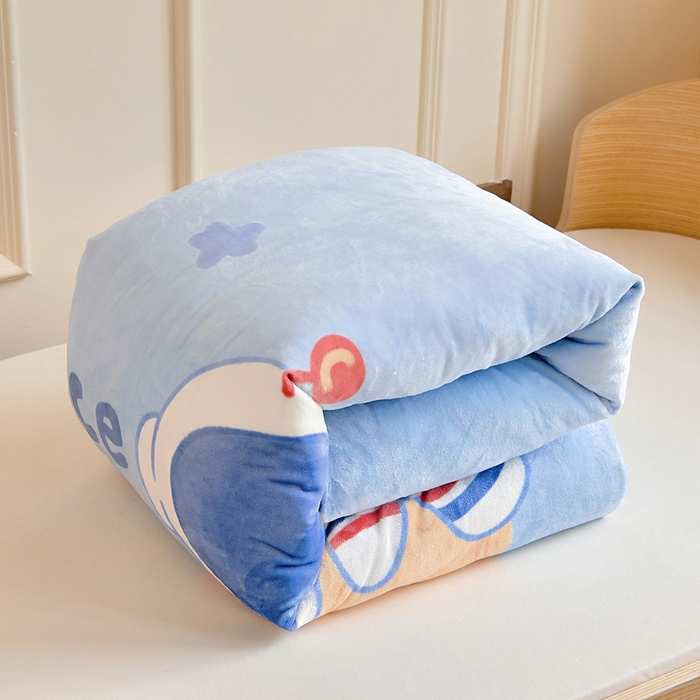 91家纺网 家纺一手货源 找家纺 梵赫 2025新款加厚240克牛奶绒数码印花原创大版卡通幼儿园套件幼儿园三件套 探索宇宙