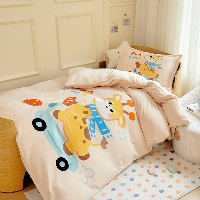 91家纺网 家纺一手货源 找家纺 梵赫 2025新款加厚240克牛奶绒数码印花原创大版卡通幼儿园套件幼儿园三件套 骑滑板小鹿