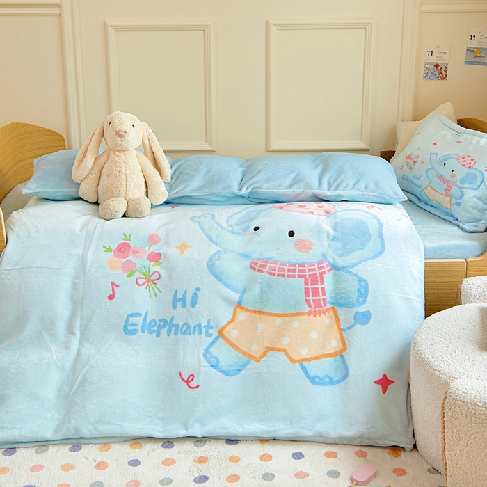 91家纺网 家纺一手货源 找家纺 梵赫 2025新款加厚240克牛奶绒数码印花原创大版卡通幼儿园套件幼儿园三件套 小象贝贝