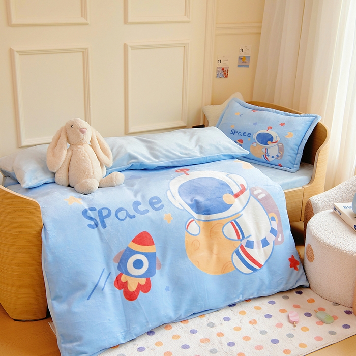 91家纺网 家纺一手货源 找家纺 梵赫 2025新款加厚240克牛奶绒数码印花原创大版卡通幼儿园套件幼儿园三件套 探索宇宙