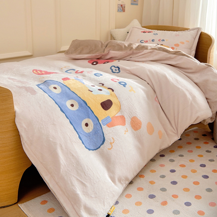 91家纺网 家纺一手货源 找家纺 梵赫 2025新款加厚240克牛奶绒数码印花原创大版卡通幼儿园套件幼儿园三件套 可爱挖土机