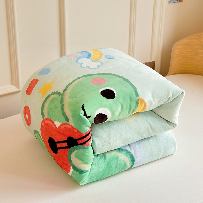 91家纺网 家纺一手货源 找家纺 梵赫 2025新款加厚240克牛奶绒数码印花原创大版卡通幼儿园套件幼儿园三件套 吉他恐龙