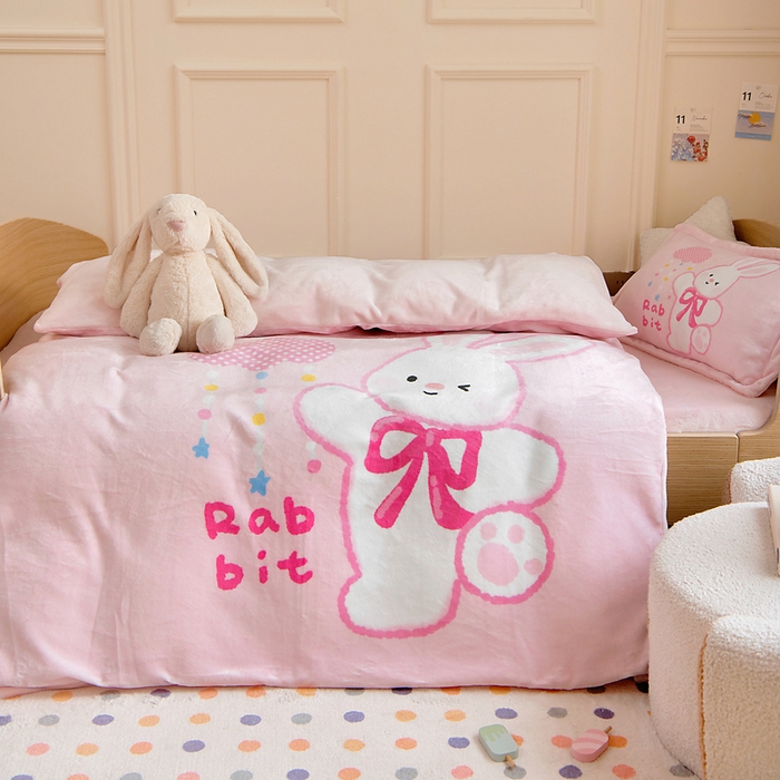 91家纺网 家纺一手货源 找家纺 梵赫 2025新款加厚240克牛奶绒数码印花原创大版卡通幼儿园套件幼儿园三件套 可爱大耳兔