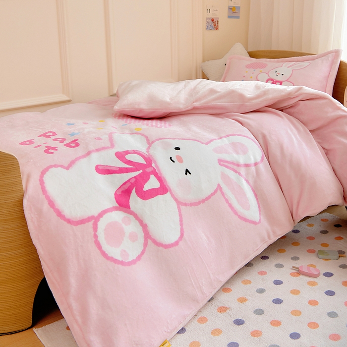 91家纺网 家纺一手货源 找家纺 梵赫 2025新款加厚240克牛奶绒数码印花原创大版卡通幼儿园套件幼儿园三件套 可爱大耳兔