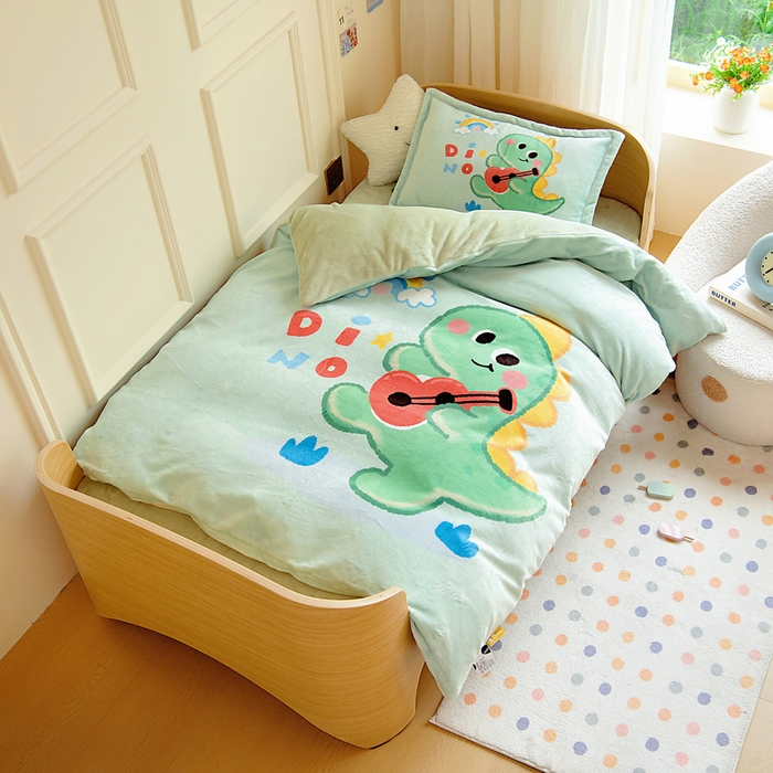 91家纺网 家纺一手货源 找家纺 梵赫 2025新款加厚240克牛奶绒数码印花原创大版卡通幼儿园套件幼儿园三件套 吉他恐龙