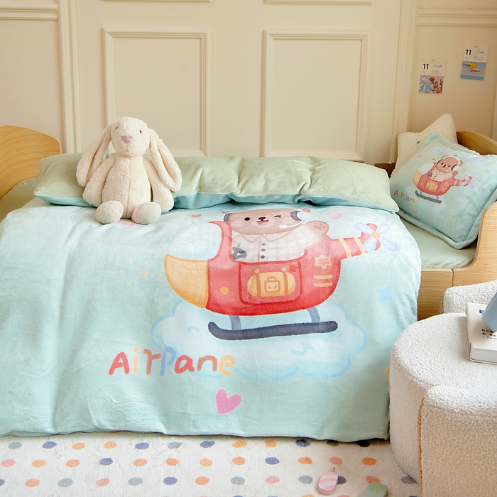 91家纺网 家纺一手货源 找家纺 梵赫 2025新款加厚240克牛奶绒数码印花原创大版卡通幼儿园套件幼儿园三件套 飞行员小熊