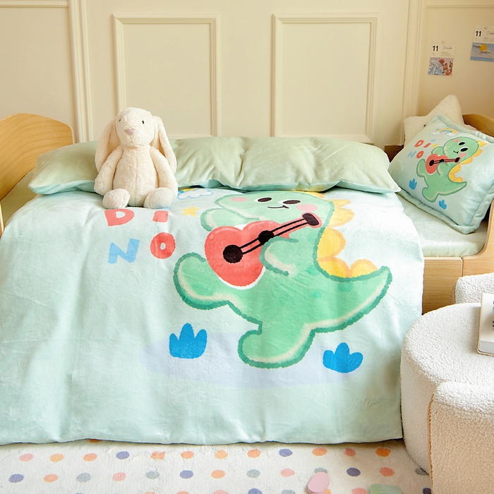 91家纺网 家纺一手货源 找家纺 梵赫 2025新款加厚240克牛奶绒数码印花原创大版卡通幼儿园套件幼儿园三件套 吉他恐龙