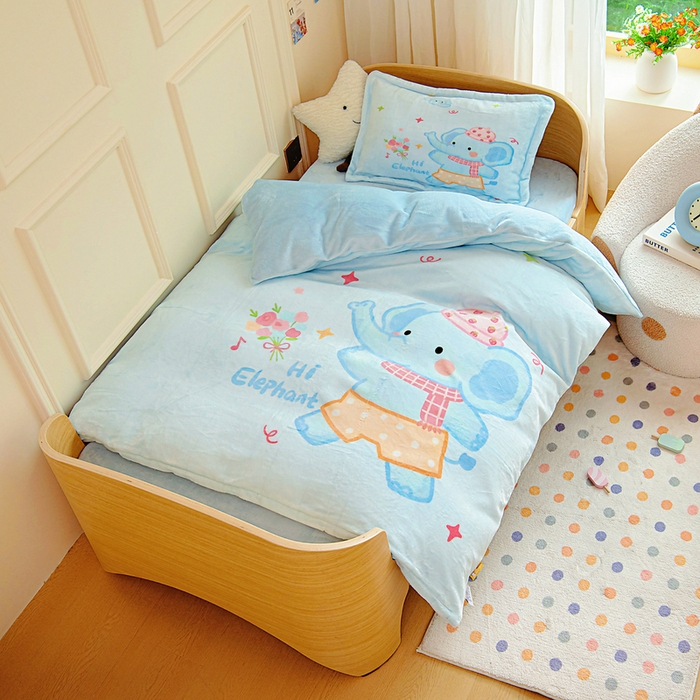 91家纺网 家纺一手货源 找家纺 梵赫 2025新款加厚240克牛奶绒数码印花原创大版卡通幼儿园套件幼儿园三件套 小象贝贝